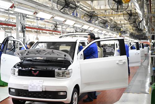 政策、市场双轮驱动 中国新能源汽车产销量连续6年全球第一