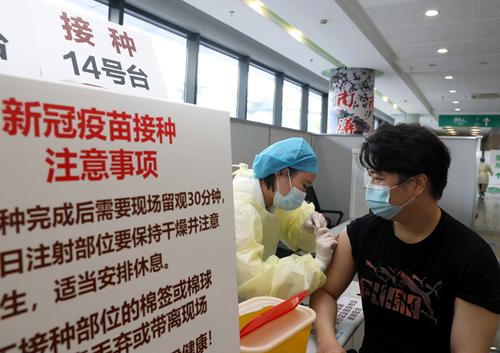 打完新冠疫苗也有可能感染？中国疾控中心研究员邵一鸣：疫苗保护作用分三级，各级防护不同
