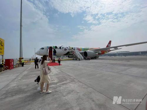 实探成都天府国际机场投运：旅客点赞科技感十足 机长感叹“圆梦”了