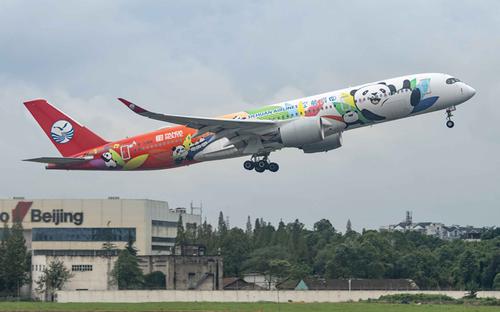 成都天府国际机场正式投运旅客：科技感十足，很现代化