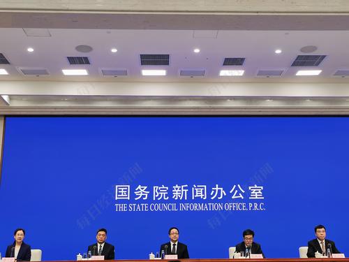 为何现阶段实施“三孩”政策？国家卫健委：平缓生育水平下降的趋势、应对生育水平持续走低带来的风险