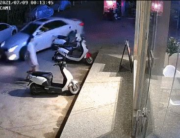 这段晚上的视频让无数网友害怕、质疑！如果你在场，你会怎么做？