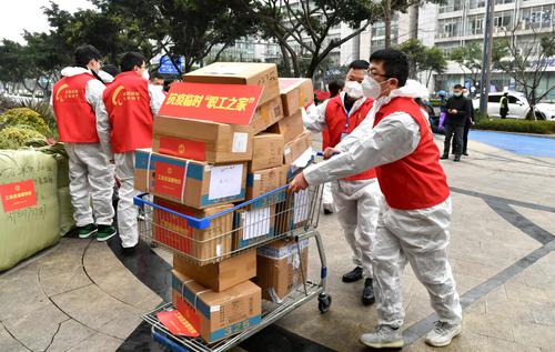 从羽绒服到驱寒热饮 成都高新区为抗疫一线送去保障物资