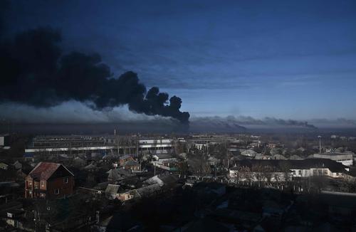 俄军正在向乌克兰首都进发！此前，双方已在乌首都附近激战！美国会有意向乌提供6亿美元的“致命性防御武器”