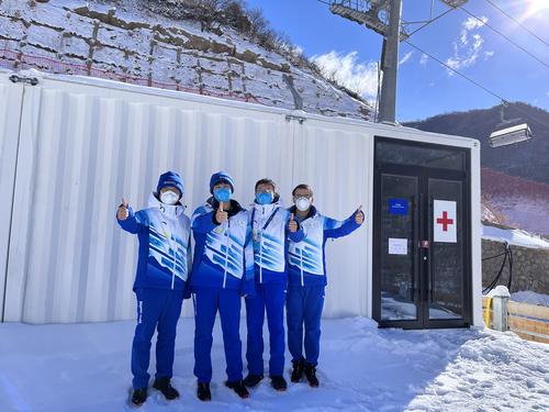 冬奥会高山滑雪医疗站医生：为保护伤员，6名医疗队员一起在冰状雪道上搬运