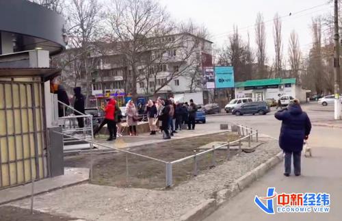 乌克兰华商实拍敖德萨街头：银行、加油站排长队，有人在遛狗