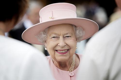 英女王本周内第二次推迟视频会见，白金汉宫：女王仍在继续履行“轻松的职责”