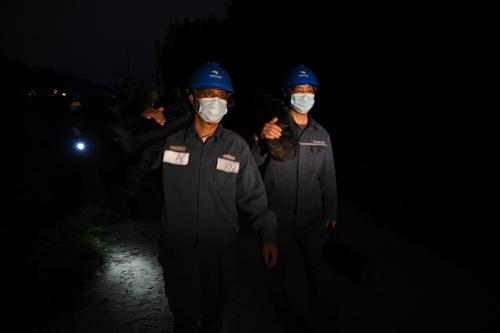 图集 | MU5735坠机现场照明保障有序开展