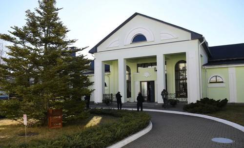 俄乌谈判结束！双方会后表态，将在白波边境举行下一轮谈判！乌总统签署申请加入欧盟文件，基辅再传爆炸、炮击声，有超市面包价涨到4美元