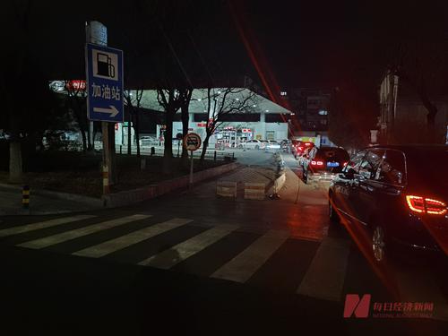 北京加油站“破9”前夜：“加满”声不断，豪车身影不少，加油员取消休息等“9”来