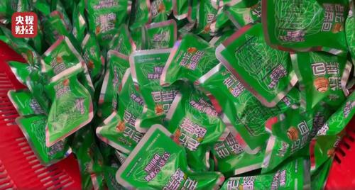 还敢吃吗？部分老坛酸菜包竟是土坑腌制，涉统一等品牌