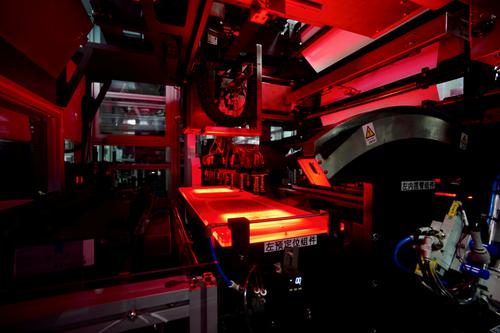 左手忙订单，右手忙扩产！动力电池产业迎爆发式增长，抢人大战正在上演