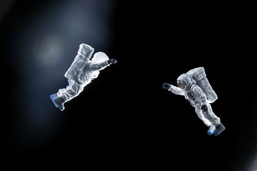 老乡别走？两大千亿巨头业绩首降、股价腰斩仍豪气高额分红！这是“黄金坑”吗？