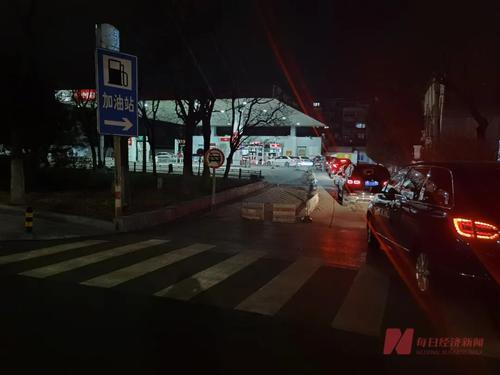 “加满，别凑整”！凌晨加油站大排长龙，奔驰宝马奥迪也纷纷赶来，一直“喝”98的豪车改“喝”95