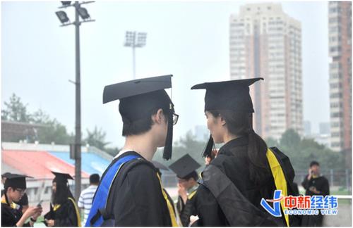 两会闻风｜代表委员聚焦“职场危机”，稳就业要如何发力？