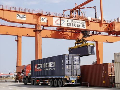 中欧班列供应链稳定 百余辆汽车从欧洲安全抵港