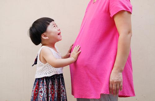 热议！全国人大代表：建议鼓励和保障在校硕士和博士生结婚生育，延长男性带薪育儿假并强制执行