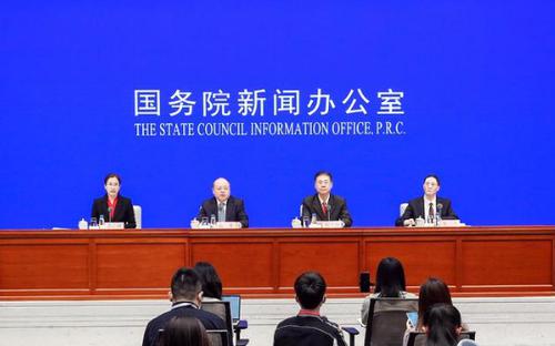 为何赤字率调回3%以内，如何推动消费持续恢复？国新办解读《政府工作报告》