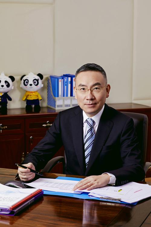 【财眼观两会】对话黄毅代表：打造产业平台提供精准金融服务