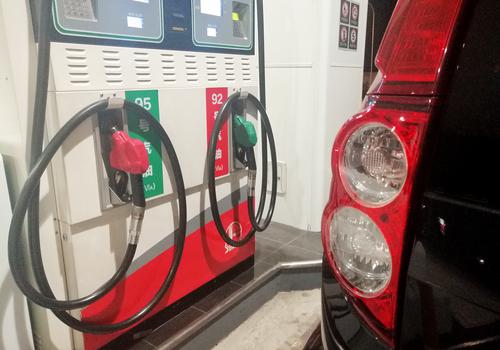 六连涨！明起油价上调，加满一箱多花29.5元！新能源车销量大涨，特斯拉8天3次涨价