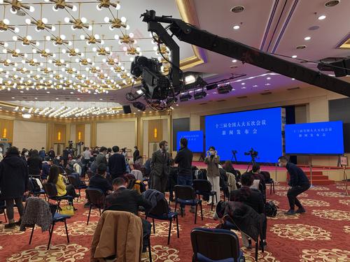 两会现场手记丨 十三届全国人大五次会议日程公布 现场媒体掀起视频报道热