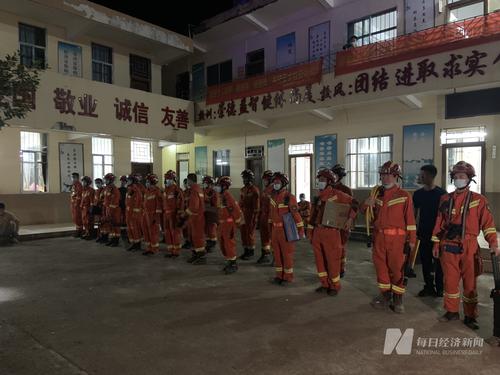 东航坠机事故现场：消防官兵在应急指挥部集结