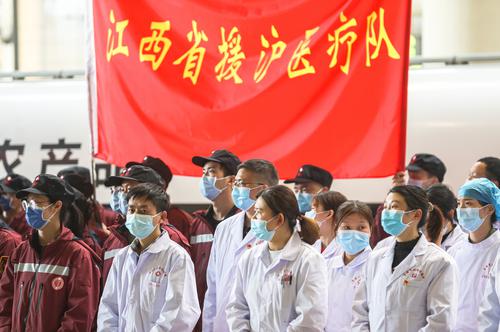 军队抽组卫勤力量2000余人，支援上海疫情防控，全国多地援沪医疗队总人数约一万人
