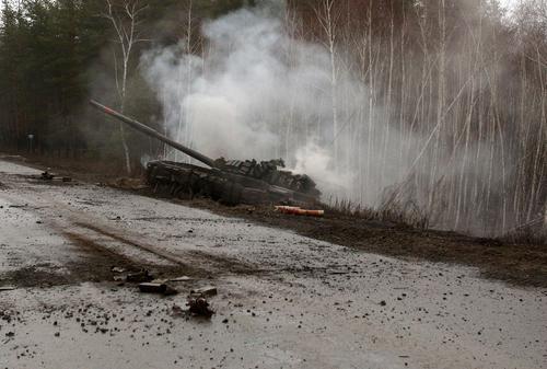 乌官方称第聂伯罗机场被完全炸毁！乌东部火车站遇袭事件致57人死亡，美防长与在美训练的乌克兰军队视频通话