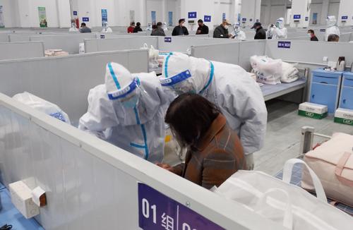 上海本土感染者2日累计超3万例，今起再开展一次全市核酸检测或抗原检测！临港方舱医院开舱，已收治680人