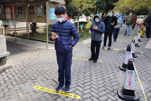 单日新增感染超1.3万例，上海全市继续封控！3.8万医务人员驰援！为给居民供应物资，有店长一人在便利店住了23天