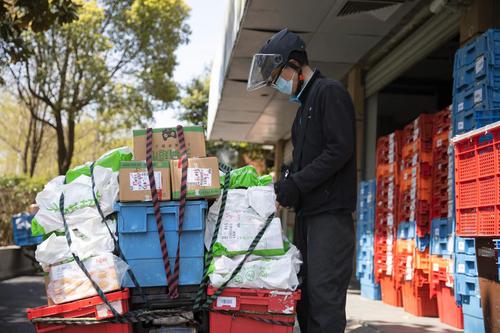 多企业驰援上海：调配骑手快递员，上线生鲜套餐、应急服务